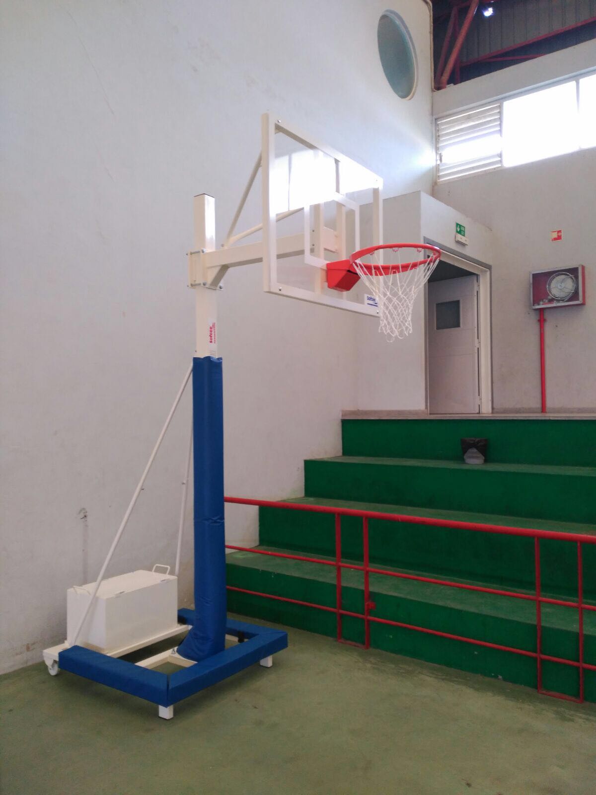 juego canastas minibasket deluxe (2 unidades), monotubo 100, trasladable, 2 ruedas con carro  (sin tableros, aros y redes)