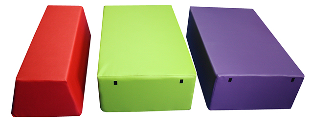 plinton desmontable piramidal de espuma -tres piezas- 100 x 60 x 90 cm