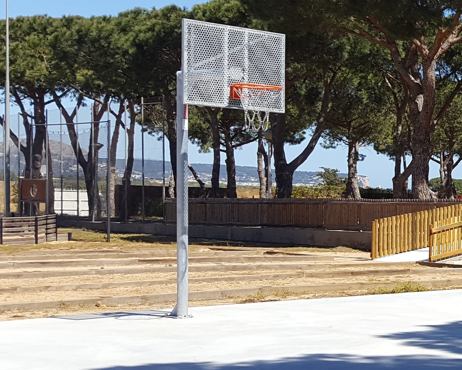 juego canastas minibasket (2 unidades) antivandalicas, tubo 114 mm, galvanizadas  (incluye aros, redes y tableros). 1
