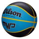 Vista lateral del balón de baloncesto MVP con franjas amarillas y superficie granulada Wilson