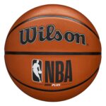 Vista frontal del balón de baloncesto NBA DRV Plus con los logotipos de Wilson y NBA