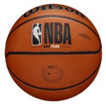 Balón NBA DRV Plus Wilson visto desde arriba con el logotipo NBA y el sello de talla 7