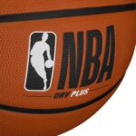 Detalle del logotipo NBA DRV Plus en el balón de baloncesto Wilson