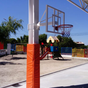 Canasta de minibasket atornillada a columna blanca con protector naranja, Softee Equipment