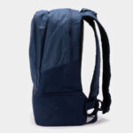 Vista lateral de la mochila Joma Estadio III azul marino con correas acolchadas, Joma