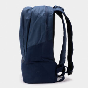 Vista lateral de la mochila Joma Estadio III azul marino con correas acolchadas, Joma