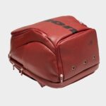 Compartimento inferior ventilado para zapatillas de la mochila de pádel Ambassador Varlion en rojo