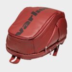 Vista lateral superior de la mochila de pádel Ambassador Varlion en color rojo