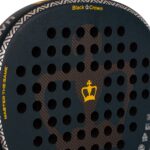 Detalle de la cara de la pala Iconic Crown con taladros y corona dorada de Black Crown