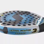 Detalle del marco con la inscripción Lethal Weapon Carbon 3 de la pala de pádel Varlion