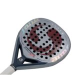 Detalle de la cara con relieve y logotipo Agressor Evolution de la pala BlueLight de Sane