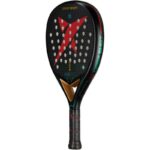 Pala de pádel Bora de Drop Shot en ángulo, con el marco y la cara perforada