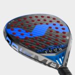 Detalle de la cara con la marca S de la pala de pádel Varlion Bourne Cube Elbowcare S