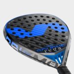 Detalle de la cara con la marca W de la pala de pádel Varlion Bourne Cube Elbowcare W
