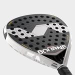 Detalle de la cara perforada y el logo Bourne Soft de la pala Varlion Bourne Prisma Carbon Soft