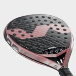 Vista en perspectiva de la cara perforada de la pala de pádel Varlion Maxima Carbon Rose