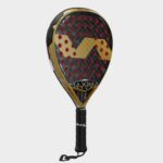 Cara con agujeros en rojo de la pala de pádel Maxima Cube Elbowcare S Varlion