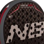 Detalle de la cara de carbono con el logotipo NB de la pala Enebe Mercury Attack Grey