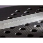 Detalle del relieve del protector ShockSkin colocado en el marco de una pala de pádel Shockout